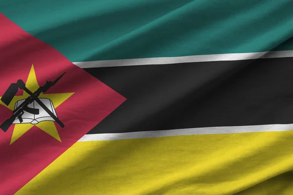Bandera Mozambique Con Grandes Pliegues Ondeando Cerca Bajo Luz Del — Foto de Stock