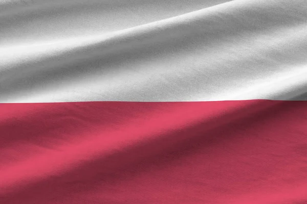 Flaga Polski Dużymi Fałdami Machająca Bliska Pod Światło Studyjne Pomieszczeniu — Zdjęcie stockowe