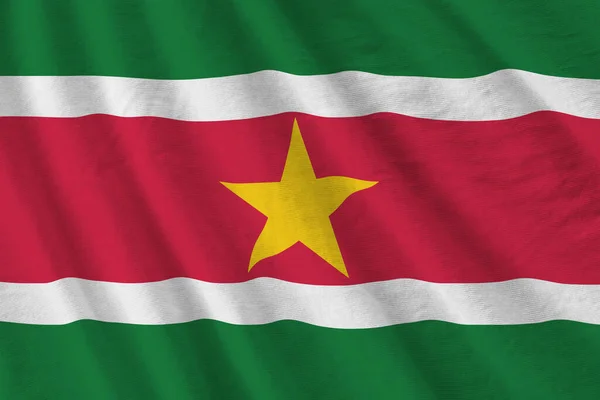 Flaga Surinamu Dużymi Fałdami Machająca Bliska Pod Światłem Studyjnym Pomieszczeniu — Zdjęcie stockowe