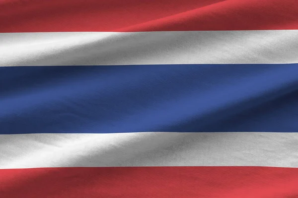 在室内的演播室灯光下 悬挂着巨大折叠的泰国国旗 织物横幅中的官方符号和颜色 — 图库照片