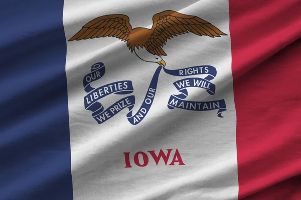 Iowa Amerikaanse Staatsvlag Met Grote Plooien Zwaaien Close Onder Studio — Stockfoto