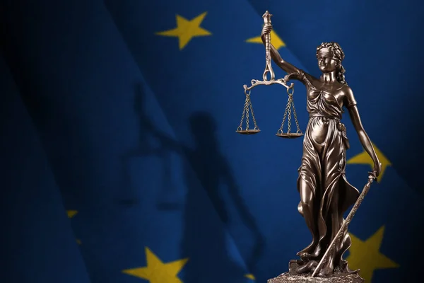 Bandera Unión Europea Con Estatua Dama Justicia Escalas Judiciales Cuarto —  Fotos de Stock