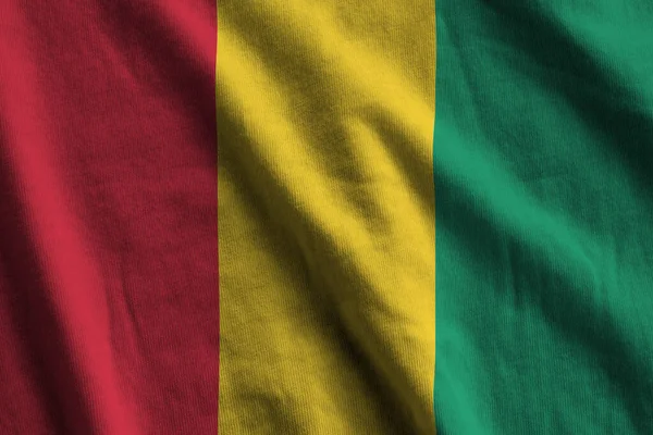 Bandera Guinea Con Grandes Pliegues Ondeando Cerca Bajo Luz Del — Foto de Stock
