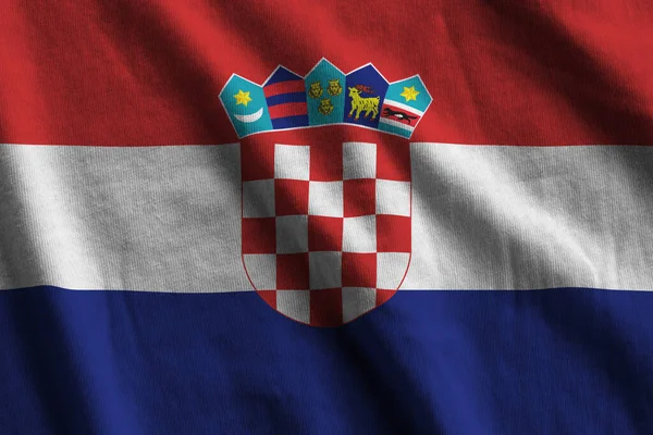 Chorvatská Vlajka Velkými Záhyby Vlnící Zblízka Pod Studiovým Světlem Uvnitř — Stock fotografie