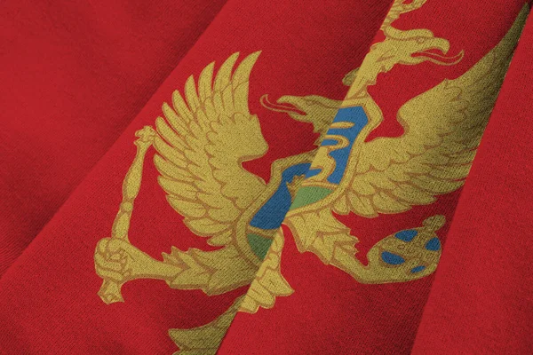 Flaga Czarnogóry Dużymi Fałdami Machająca Bliska Pod Lampką Studyjną Wewnątrz — Zdjęcie stockowe