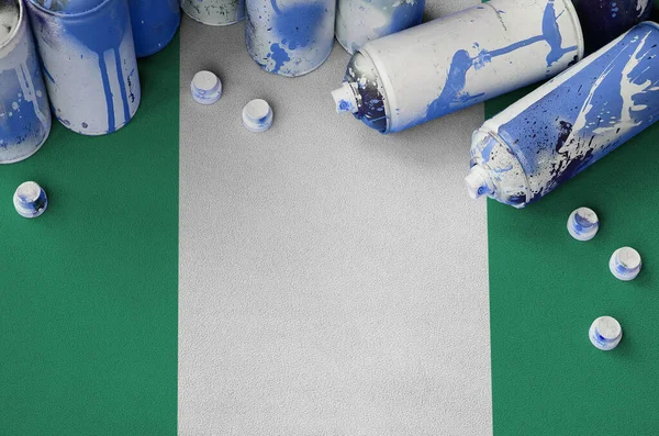 Nigeria Flagge Und Nur Wenige Benutzten Spraydosen Für Graffiti Malerei — Stockfoto