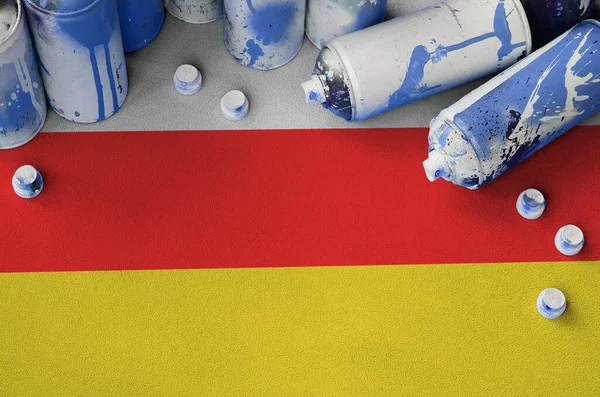 Südossetien Flagge Und Nur Wenige Benutzten Spraydosen Für Graffiti Malerei — Stockfoto