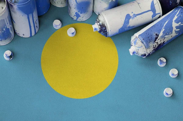 Palau Flagge Und Nur Wenige Benutzten Spraydosen Für Graffiti Malerei — Stockfoto