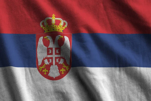 Serbia Bandiera Con Grandi Pieghe Sventolando Vicino Sotto Luce Studio — Foto Stock