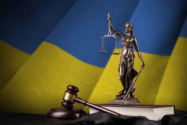 Флаг Украины Статуей Леди Правосудия Конституцией Судьей Молотком Черной Драпировке — стоковое фото