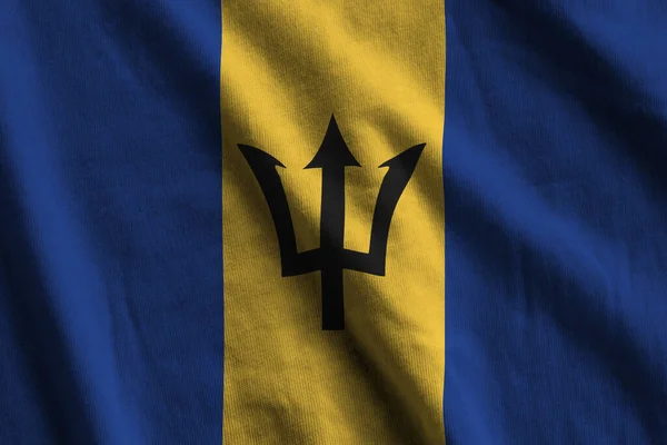 Bandeira Barbados Com Grandes Dobras Acenando Perto Sob Luz Estúdio — Fotografia de Stock