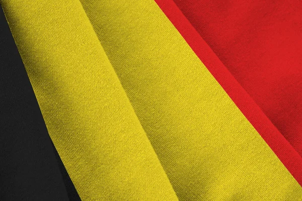 在室内的工作室灯光下 比利时国旗飘扬着巨大的褶皱 织物横幅中的官方符号和颜色 — 图库照片