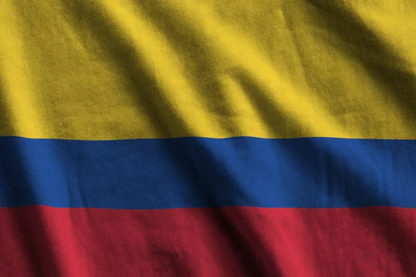 Colombia Vlag Met Grote Plooien Zwaaien Close Onder Studio Licht — Stockfoto