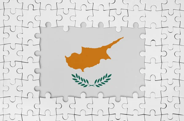 Orta Parçaları Eksik Beyaz Yapboz Parçaları Çerçevesinde Kıbrıs Bayrağı — Stok fotoğraf