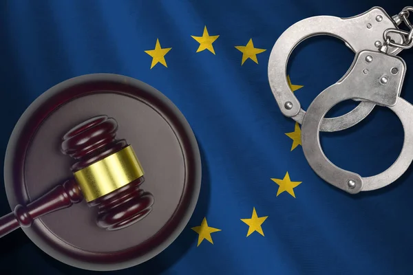 Európai Uniós Zászló Kalapáccsal Bilinccsel Sötét Szobában Bűnügyi Koncepció Büntetés — Stock Fotó