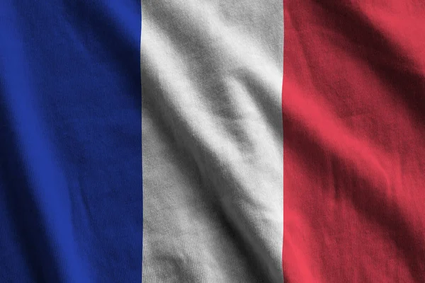 法国国旗 巨大的褶皱在室内的灯光下摇曳着 织物横幅中的官方符号和颜色 — 图库照片
