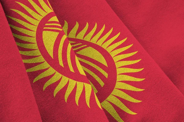 Kirgizisztán Zászló Nagy Redőnyökkel Közelről Integetve Stúdió Fénye Alatt Hivatalos — Stock Fotó