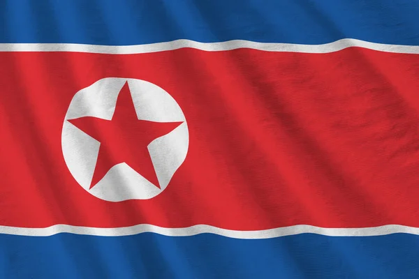Büyük Kıvrımlı Kuzey Kore Bayrağı Stüdyo Işıklarının Altında Sallanıyor Resmi — Stok fotoğraf