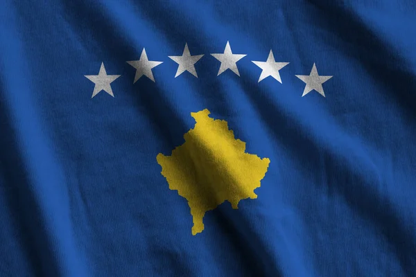 Drapeau Kosovo Avec Grands Plis Agitant Gros Plan Sous Lumière — Photo