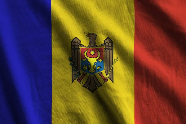 Флаг Молдовы Большими Складками Размахиваемыми Близко Студийным Освещением Помещении Официальные — стоковое фото