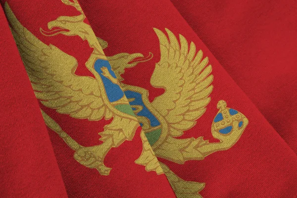 Flaga Czarnogóry Dużymi Fałdami Machająca Bliska Pod Lampką Studyjną Wewnątrz — Zdjęcie stockowe