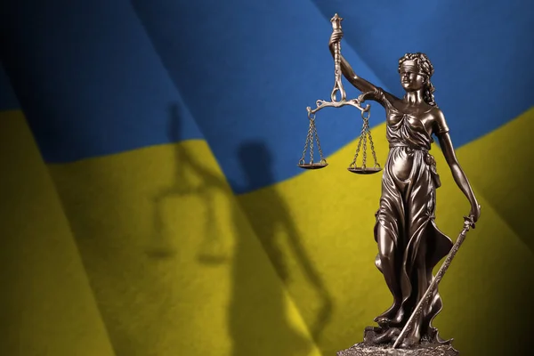 Флаг Украины Статуей Леди Правосудия Судебными Весами Темной Комнате Концепция — стоковое фото