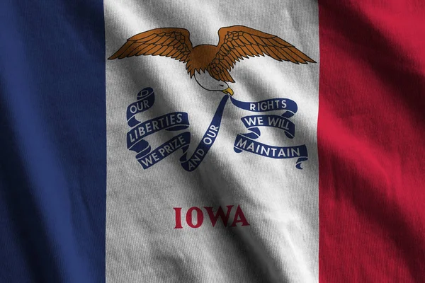 Iowa Amerikaanse Staatsvlag Met Grote Plooien Zwaaien Close Onder Studio — Stockfoto