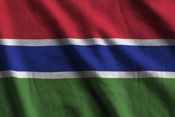 Bandera Gambia Con Grandes Pliegues Ondeando Cerca Bajo Luz Del — Foto de Stock