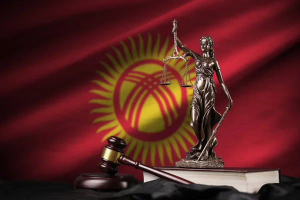 Kırgızistan Bayrağı Adalet Heykeli Anayasa Yargıç Çekici Ile Siyah Kumaş — Stok fotoğraf