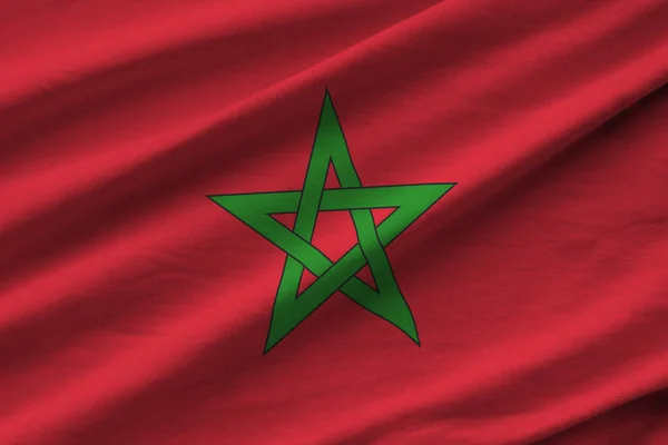 Marocká Vlajka Velkými Záhyby Vlnící Zblízka Pod Studiovým Světlem Uvnitř — Stock fotografie