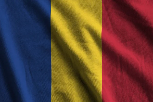 Σημαία Της Ρουμανίας Μεγάλες Πτυχές Κυματίζουν Κοντά Κάτω Από Φως — Φωτογραφία Αρχείου