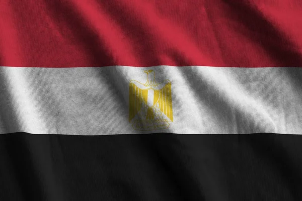 在室内的演播室灯光下 巨大的褶皱摇曳着埃及国旗 织物横幅中的官方符号和颜色 — 图库照片