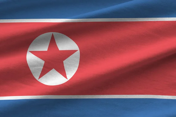 Észak Koreai Zászló Nagy Redőkkel Közelről Integetve Stúdió Fénye Alatt — Stock Fotó