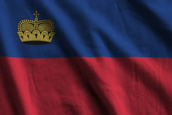 Flaga Liechtensteinu Dużymi Fałdami Machająca Bliska Pod Lampą Studyjną Wewnątrz — Zdjęcie stockowe