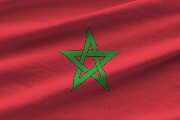 Bandeira Marrocos Com Grandes Dobras Acenando Perto Sob Luz Estúdio — Fotografia de Stock
