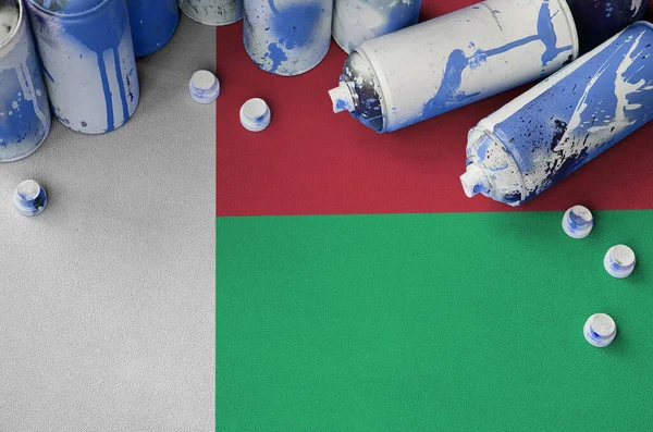 Madagaskar Flagge Und Nur Wenige Benutzten Spraydosen Für Graffiti Malerei — Stockfoto