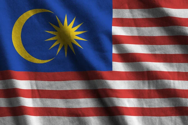 Malezyjska Flaga Dużymi Fałdami Machająca Bliska Pod Studio Light Wewnątrz — Zdjęcie stockowe