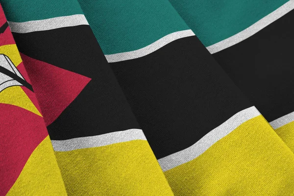 Bandera Mozambique Con Grandes Pliegues Ondeando Cerca Bajo Luz Del — Foto de Stock
