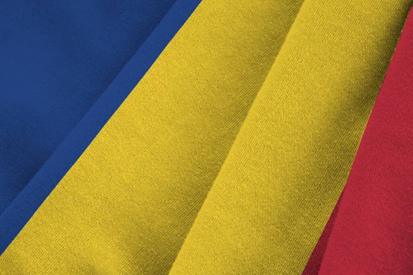 在室内的工作室灯光下 罗马尼亚国旗飘扬着巨大的褶皱 织物横幅中的官方符号和颜色 — 图库照片
