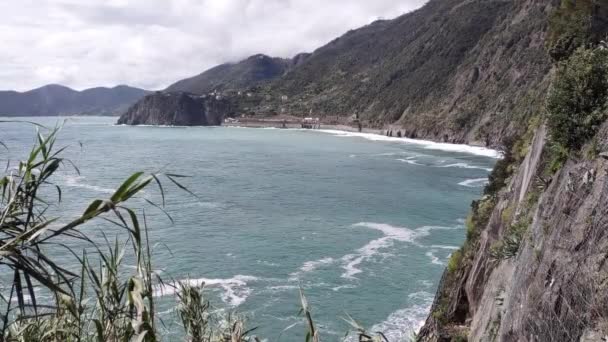 Cinque Terre Tengerpartja Olaszországi Falvai Természete Egy Borús Tavaszi Napon — Stock videók