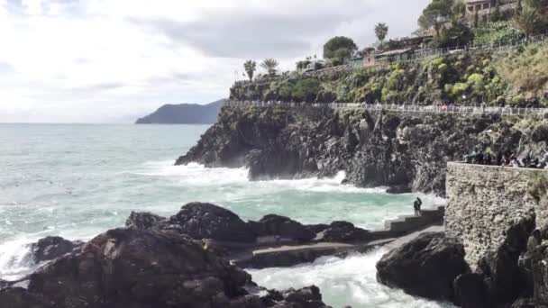 Wybrzeże Cinque Terre Wioskami Przyrodą Włoszech Ponury Dzień Wiosny — Wideo stockowe