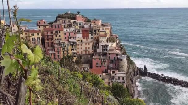 チンケの海岸春の暗い一日の間にイタリアの村や自然と — ストック動画