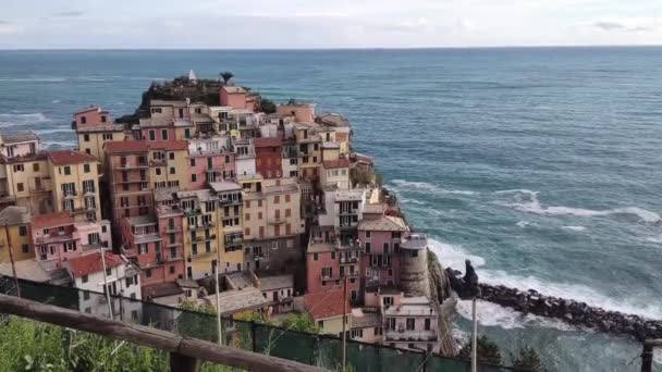 Wybrzeże Cinque Terre Wioskami Przyrodą Włoszech Ponury Dzień Wiosny — Wideo stockowe