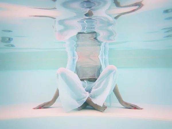 Σώμα Πισίνας Γυναίκας Χαλαρωτικό Κάτω Από Νερό — Φωτογραφία Αρχείου