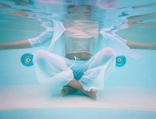 Zwembad Vrouw Lichaam Ontspannen Onder Water — Stockfoto