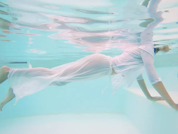 Zwembad Vrouw Lichaam Ontspannen Onder Water — Stockfoto