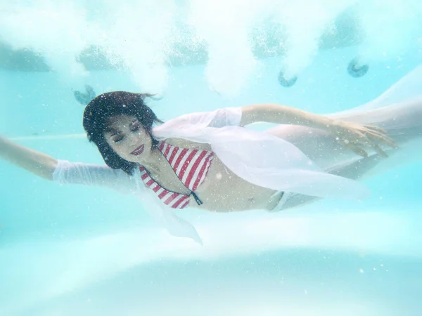 Piscine Belle Femme Portrait Sous Marin Avec Des Lunettes Soleil — Photo