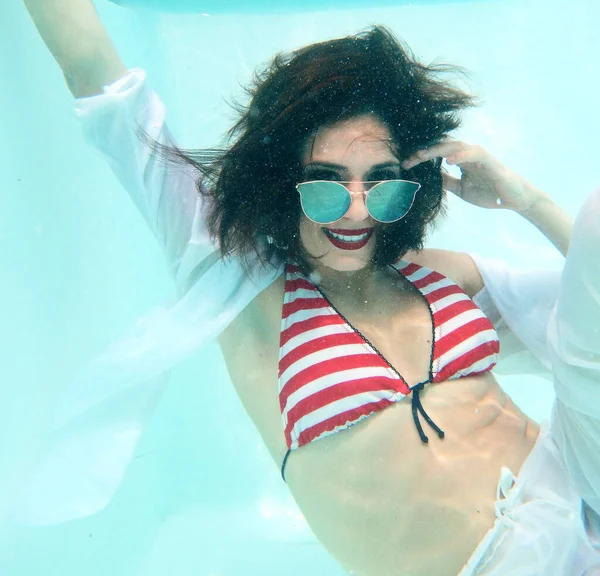 Pool Beautiful Woman Portrait Underwater Sunglasses — Stock fotografie