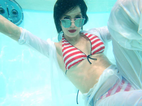 Piscine Belle Femme Portrait Sous Marin Avec Des Lunettes Soleil — Photo