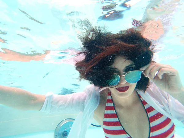 Bazén Krásná Žena Portrét Pod Vodou Slunečními Brýlemi — Stock fotografie